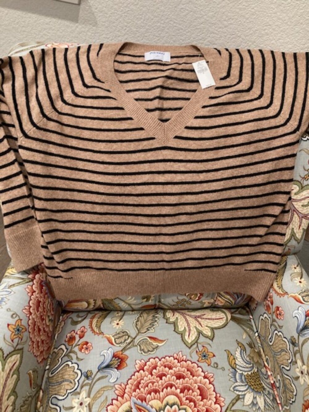 OLD NAVY STRIPED V-NECK SWEATER - NEVER WORN - STILL HAS TAGS